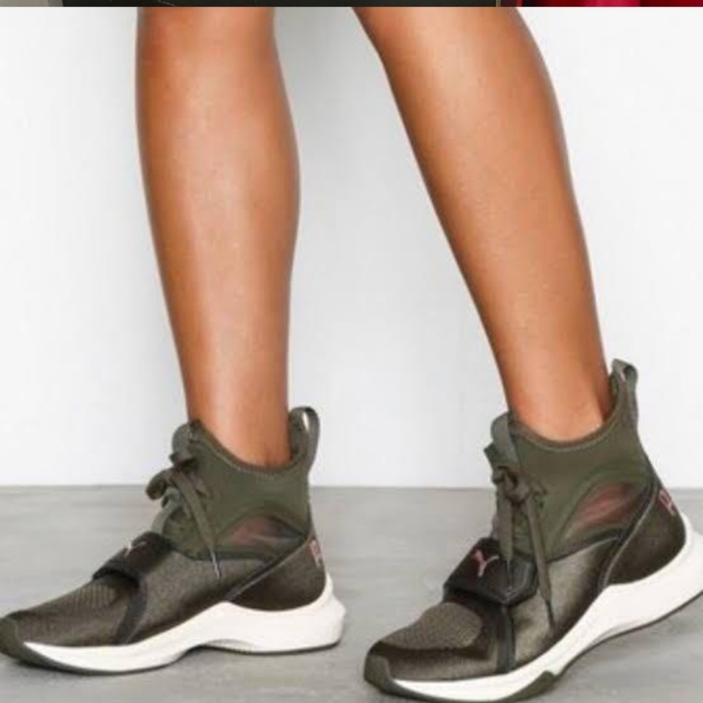 Olive Phenom Selena Gomez